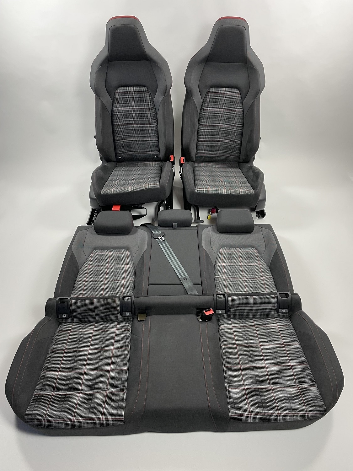 Commander l'intérieur de la VW Golf 8 GTI Alcantara/Fabric Rouge/Blanc/Gris  en ligne chez Carseatz