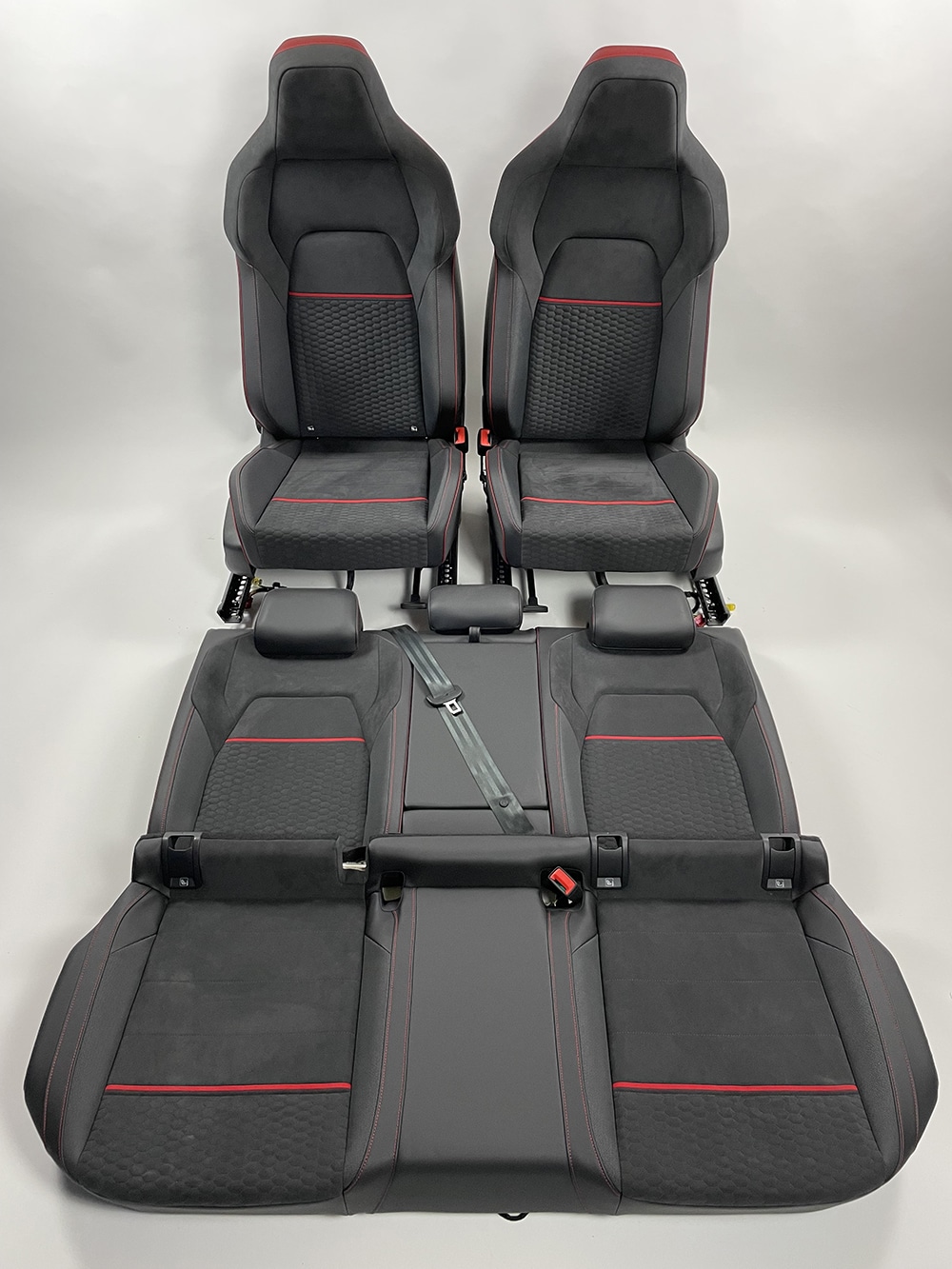 Intérieur VW Golf 8 GTI Clubsport Alcantara Gris Nid d'abeille/Bandes  rouges boutique en ligne chez Carseatz