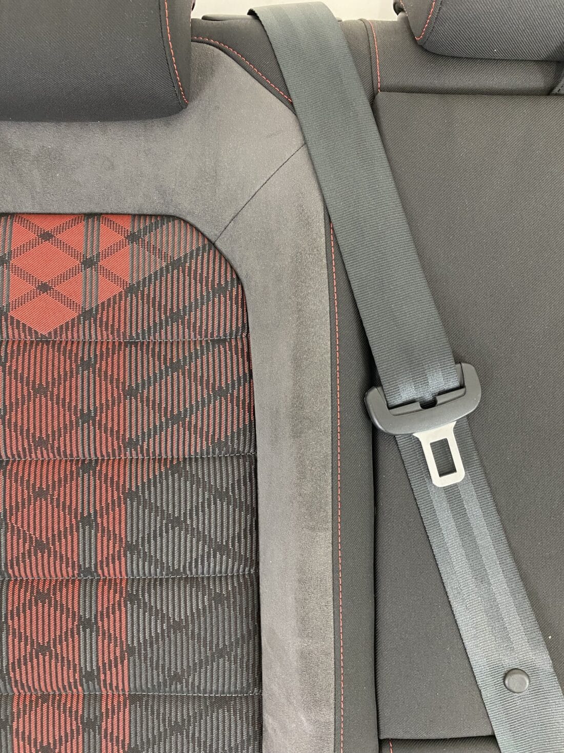 Données du conteneur Trp Post - ID Trp Post 6429 - Intérieur VW Golf 7 GTI TCR - Alcantara et tissu gris-rouge - Conteneur Trp Post