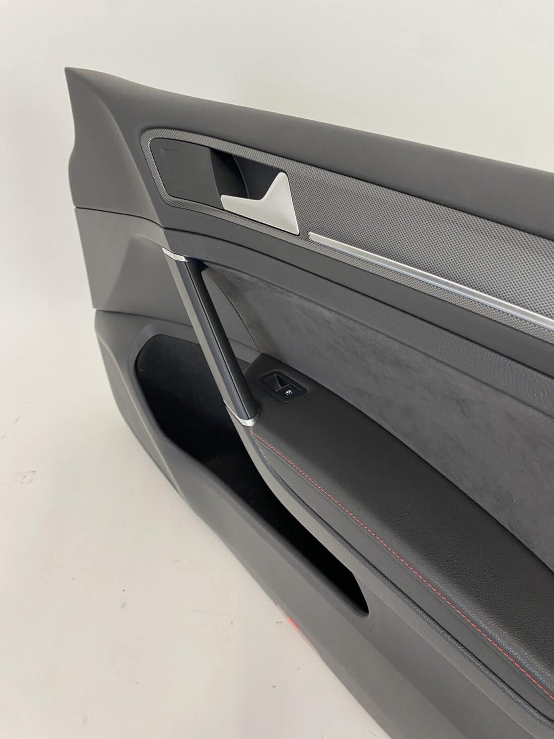 Données du conteneur Trp Post - ID Trp Post 6429 - Intérieur VW Golf 7 GTI TCR - Alcantara et tissu gris-rouge - Conteneur Trp Post
