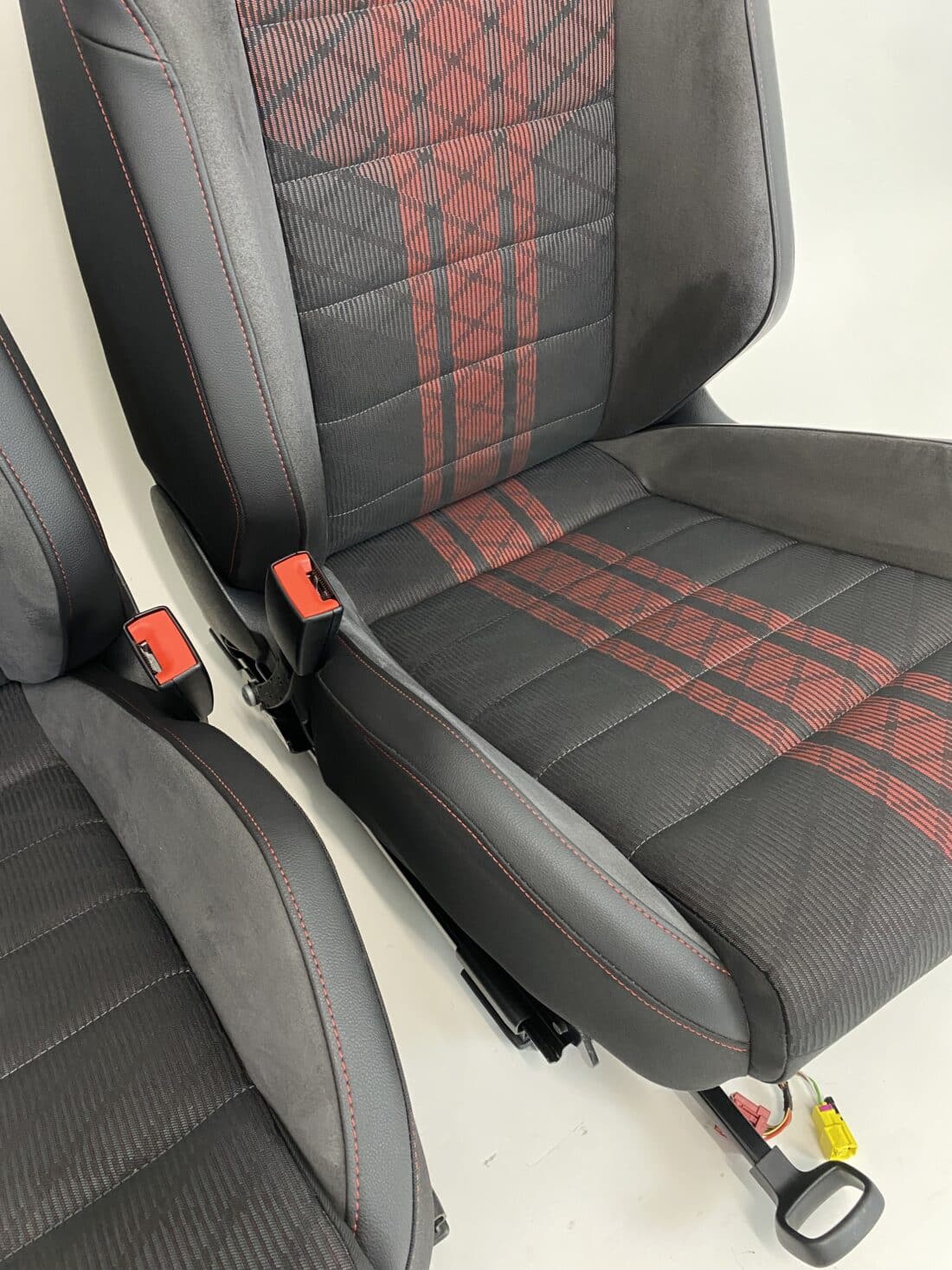 Données du conteneur Trp Post - ID Trp Post 6429 - Intérieur VW Golf 7 GTI TCR - Alcantara et tissu gris-rouge - Conteneur Trp Post
