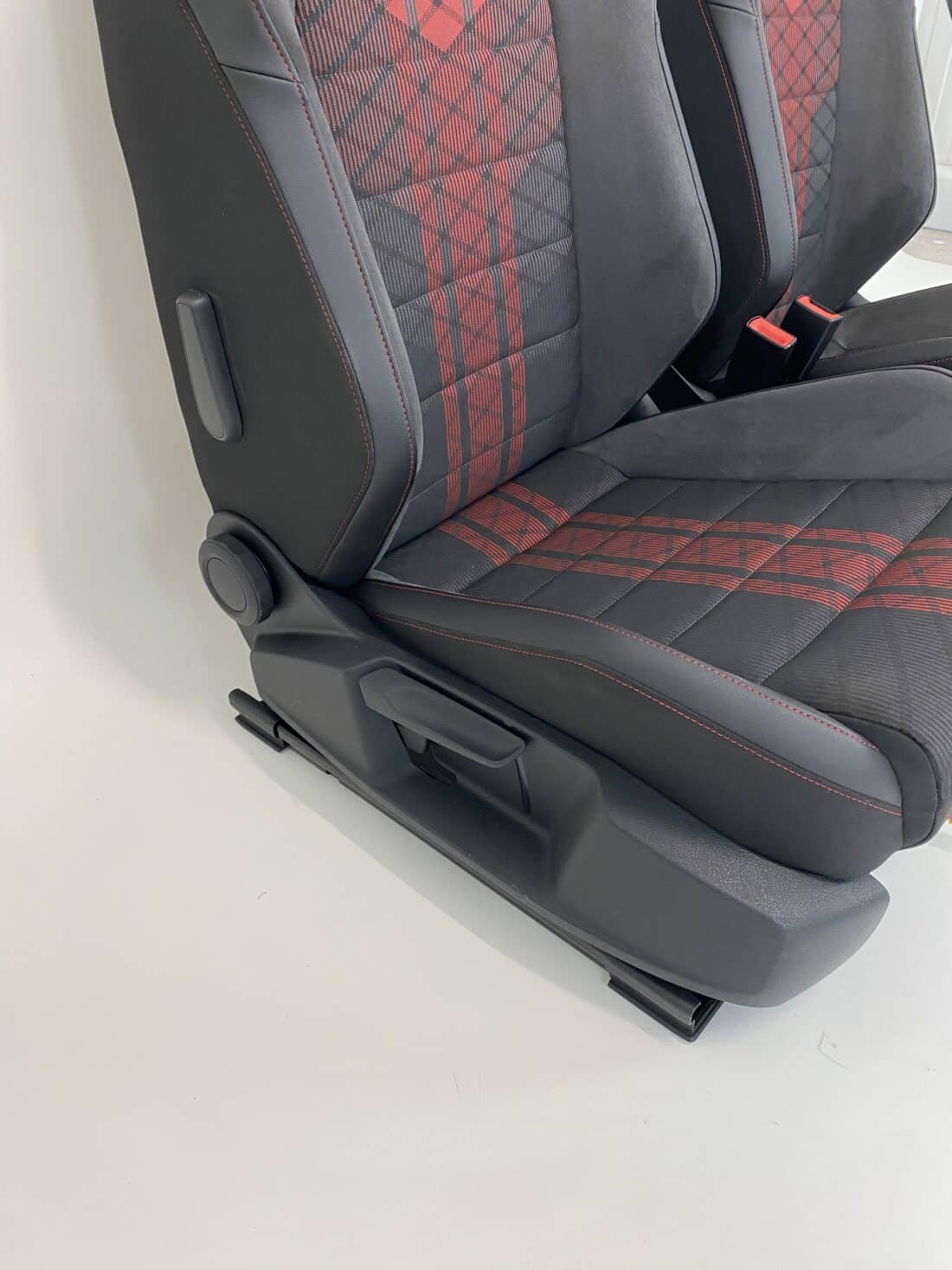 Données du conteneur Trp Post - ID Trp Post 6429 - Intérieur VW Golf 7 GTI TCR - Alcantara et tissu gris-rouge - Conteneur Trp Post