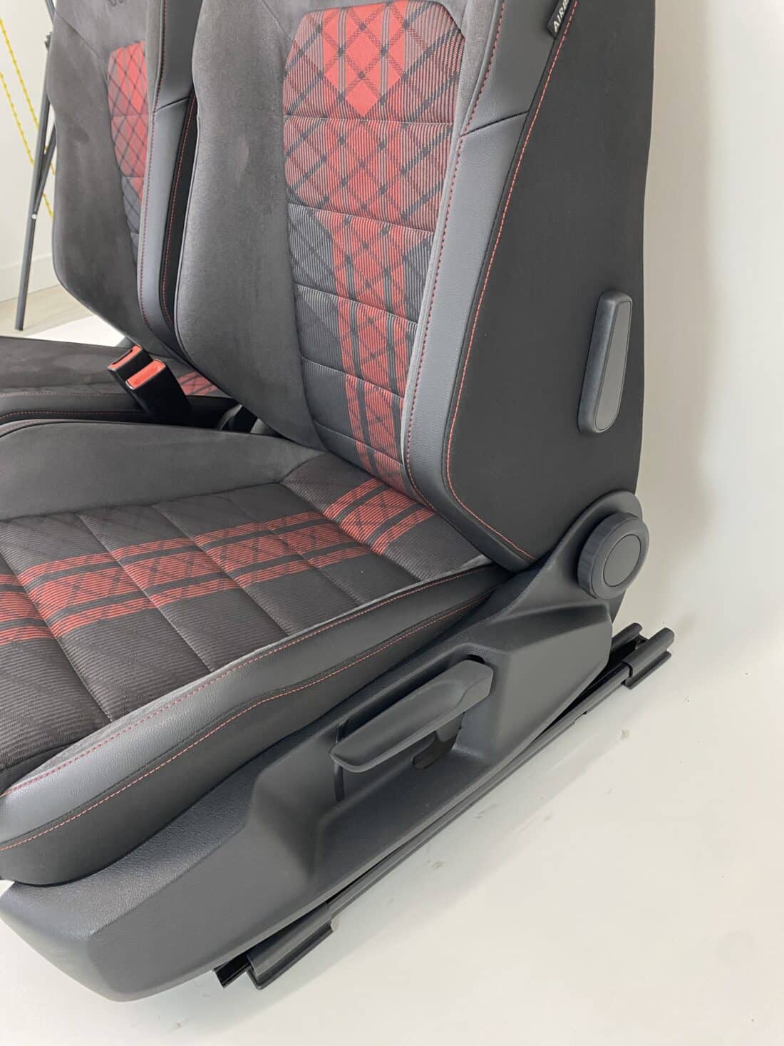 Données du conteneur Trp Post - ID Trp Post 6429 - Intérieur VW Golf 7 GTI TCR - Alcantara et tissu gris-rouge - Conteneur Trp Post