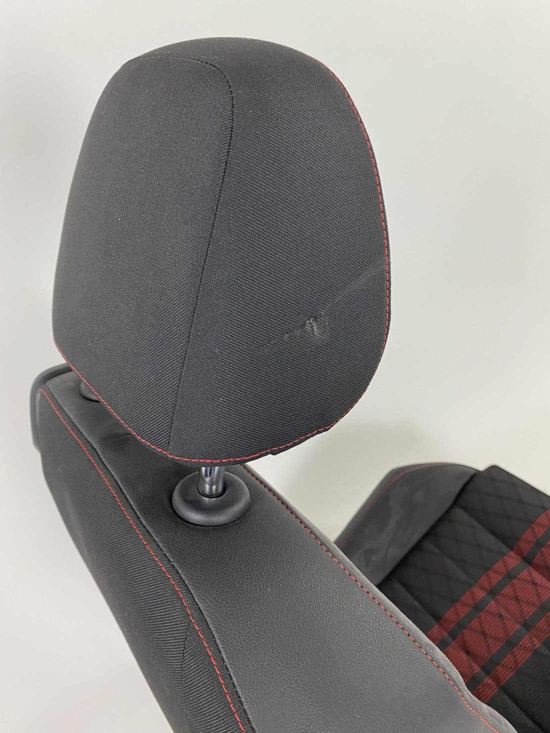 Données du conteneur Trp Post - ID Trp Post 6429 - Intérieur VW Golf 7 5G GTI TCR - Alcantara et tissu gris-rouge - Conteneur Trp Post