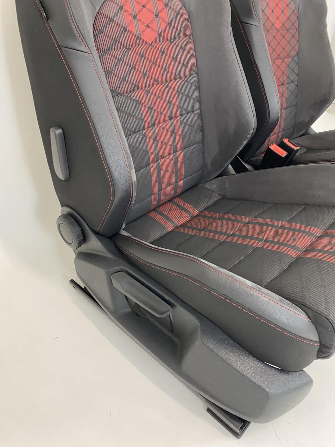 Trp Post Container-Daten Trp Post-ID 10217 Innenausstattung VW Golf 7 GTI TCR Alcantara/Stoff grau/rot Trp Post Container