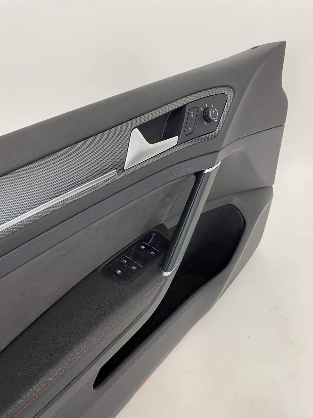 Trp Post Container-Daten Trp Post-ID 10217 Innenausstattung VW Golf 7 GTI TCR Alcantara/Stoff grau/rot Trp Post Container
