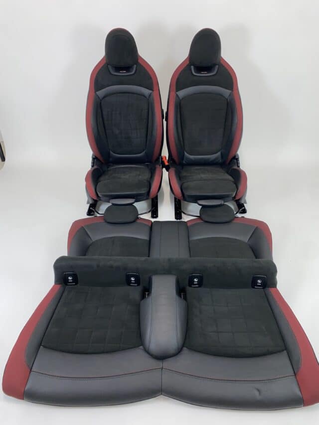 Intérieur de la Mini Cooper S F56 : cuir Alcantara noir avec détails rouges