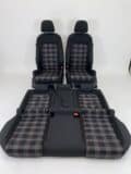 Intérieur VW Golf 7 GTI : tissu noir / à carreaux rouges, blancs et gris