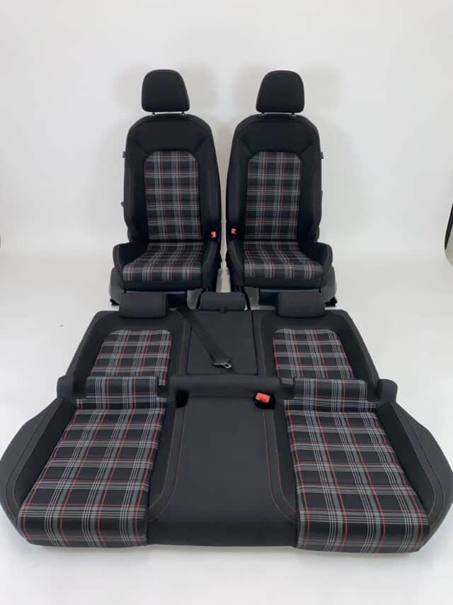 Intérieur de la VW Golf 7 GTI : tissu noir à carreaux rouges, blancs et gris