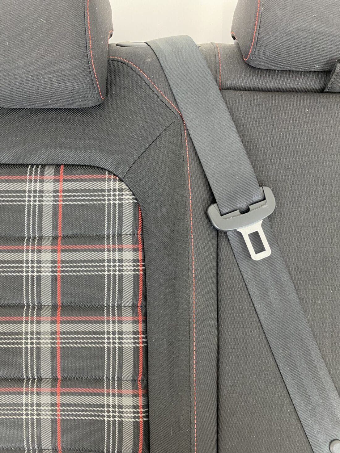 Données du conteneur Trp Post - ID Trp Post 13224 - Intérieur VW Golf 7 GTI - Tissu noir à carreaux rouges, blancs et gris - Conteneur Trp Post