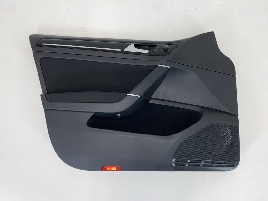 Données du conteneur Trp Post - ID Trp Post 13224 - Intérieur VW Golf 7 GTI - Tissu noir à carreaux rouges, blancs et gris - Conteneur Trp Post