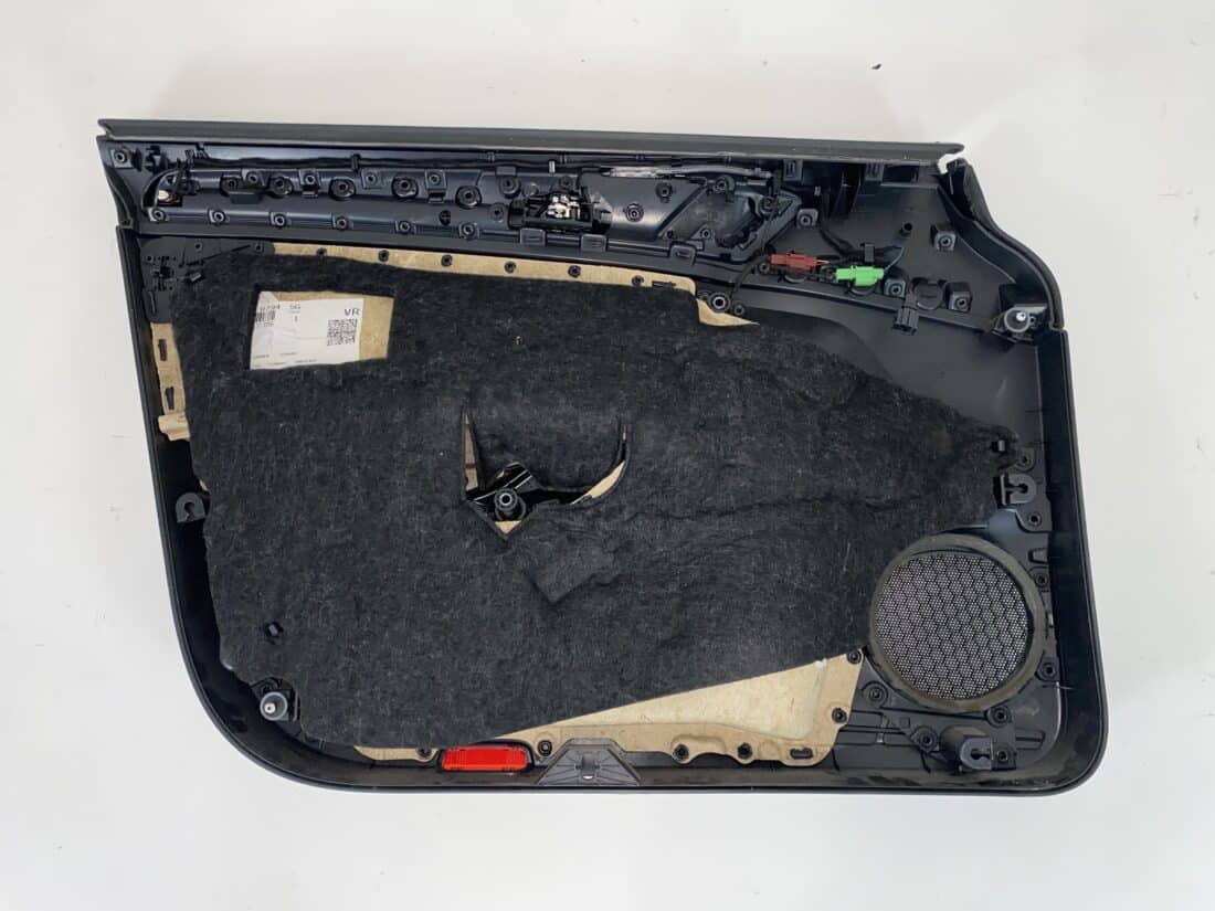 Données du conteneur Trp Post - ID Trp Post 13224 - Intérieur VW Golf 7 GTI - Tissu noir à carreaux rouges, blancs et gris - Conteneur Trp Post