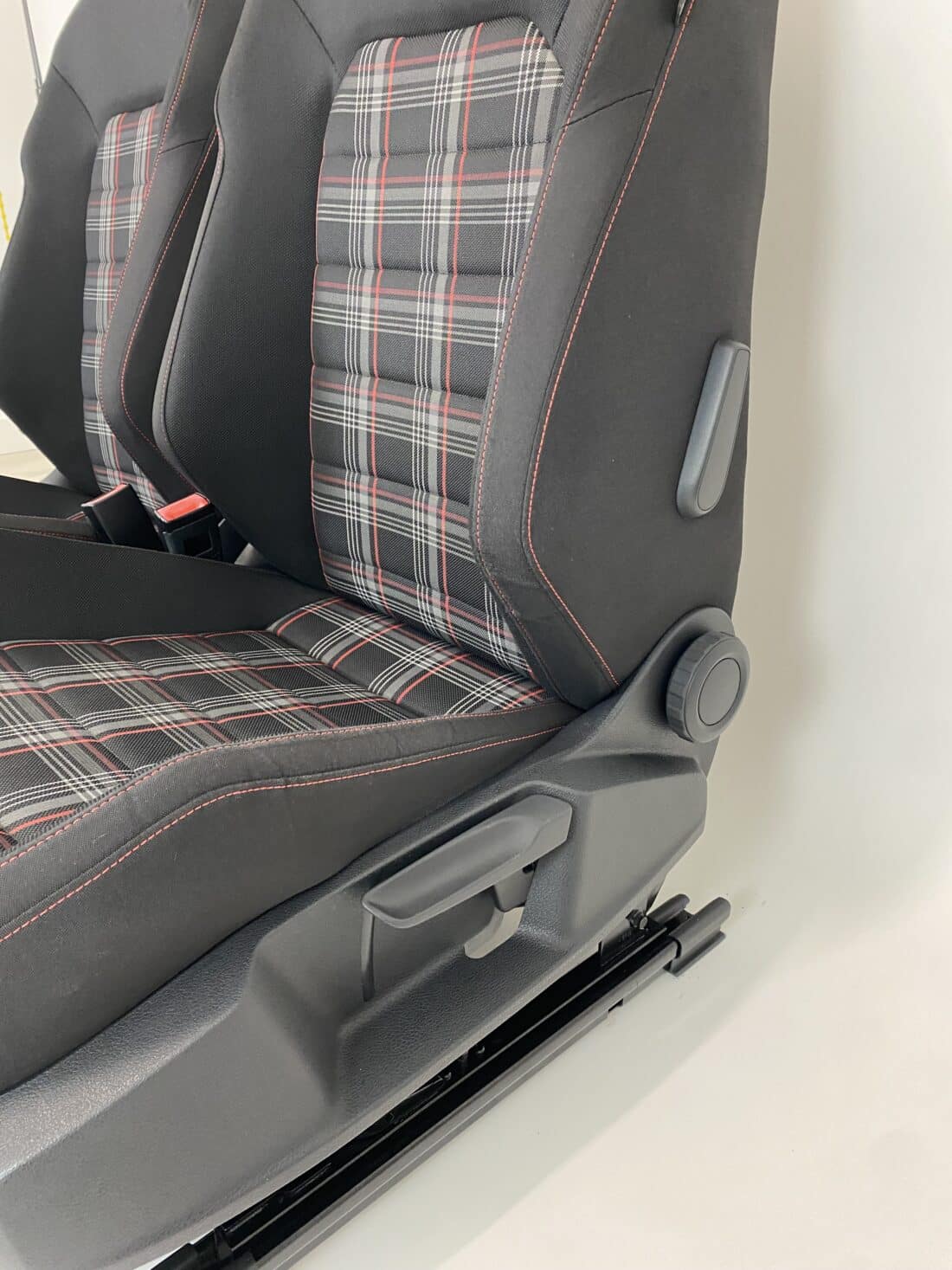 Données du conteneur Trp Post - ID Trp Post 13224 - Intérieur VW Golf 7 GTI - Tissu noir à carreaux rouges, blancs et gris - Conteneur Trp Post