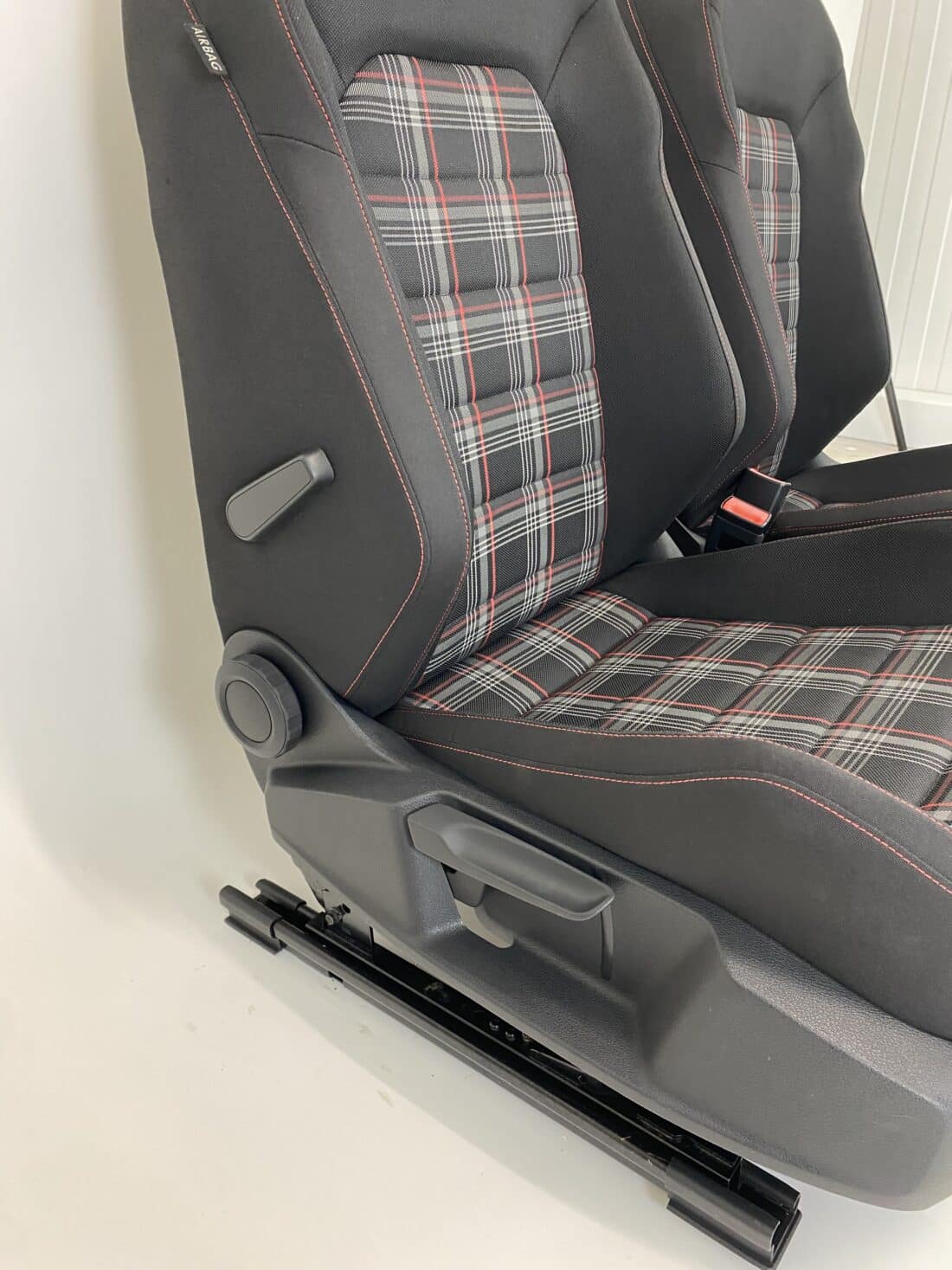 Données du conteneur Trp Post - ID Trp Post 13224 - Intérieur VW Golf 7 GTI - Tissu noir à carreaux rouges, blancs et gris - Conteneur Trp Post
